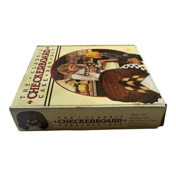 Classic Checkerboard Cake Pan Set - Black and Brown - Picture 3 of 6